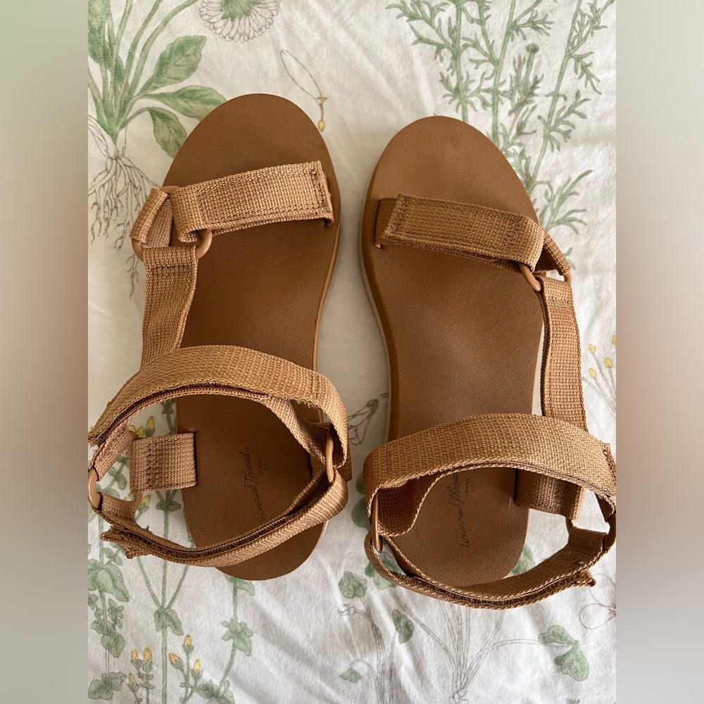 Universal Thread adjustable sandals, size 6